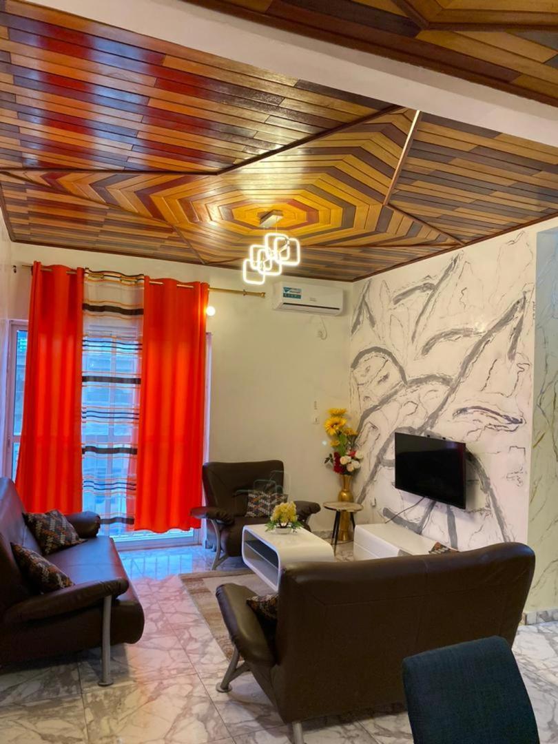 Cave Royale - Chambres-Studios-Apparts Meubles - Logpom Hopithal Des Soeurs Apres Camara Laye Douala Bagian luar foto