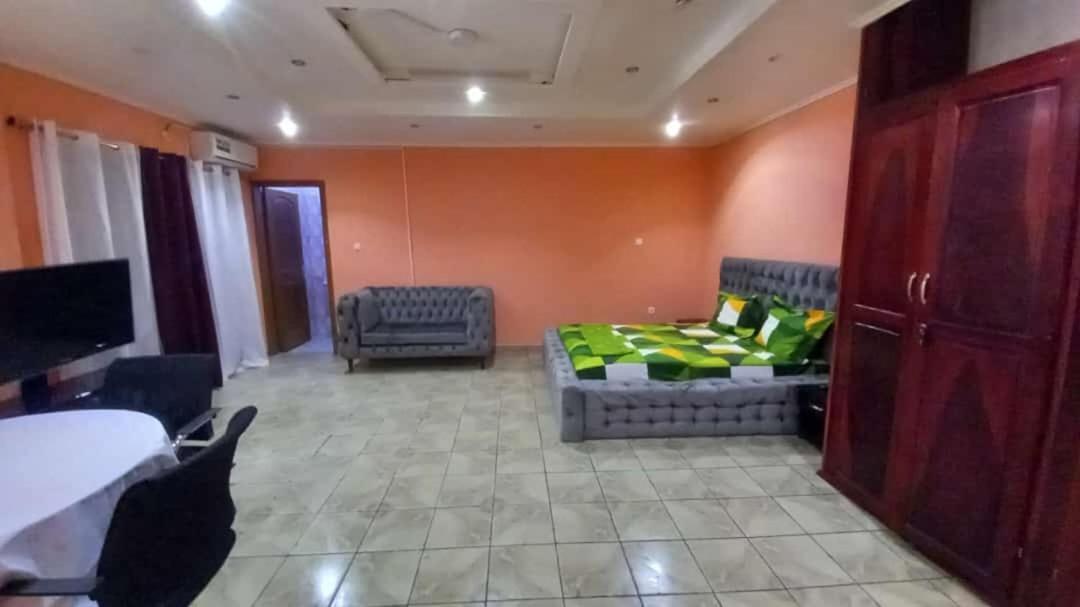 Cave Royale - Chambres-Studios-Apparts Meubles - Logpom Hopithal Des Soeurs Apres Camara Laye Douala Bagian luar foto