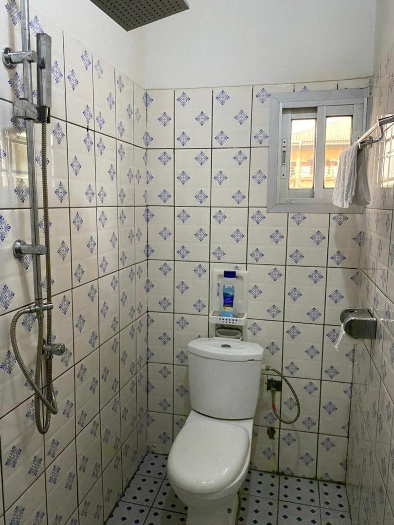 Cave Royale - Chambres-Studios-Apparts Meubles - Logpom Hopithal Des Soeurs Apres Camara Laye Douala Bagian luar foto