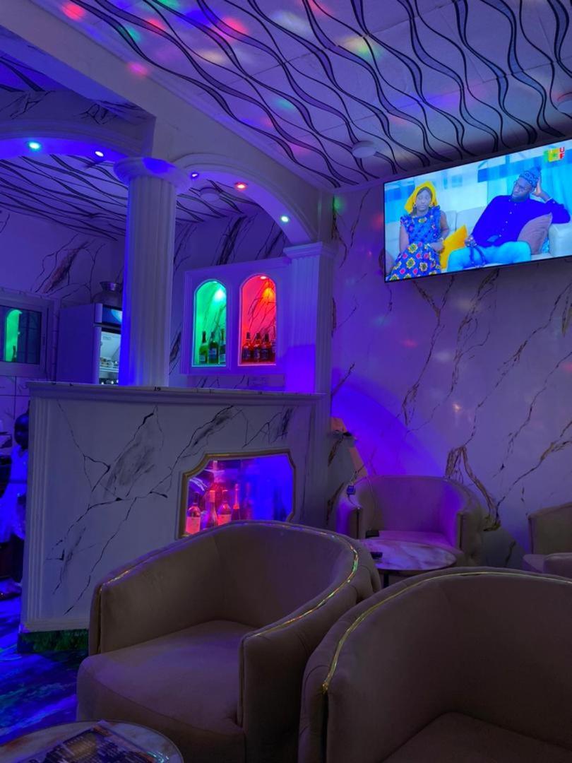 Cave Royale - Chambres-Studios-Apparts Meubles - Logpom Hopithal Des Soeurs Apres Camara Laye Douala Bagian luar foto